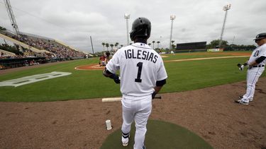 americateve | El jugador cubano de los Tigres de Detroit, Jos&eacute; Iglesias, espera un turno al bate en un partido de pretemporada el jueves, 27 de febrero de 2014, en Lakeland, Florida. (AP Photo/Gene J. Puskar)