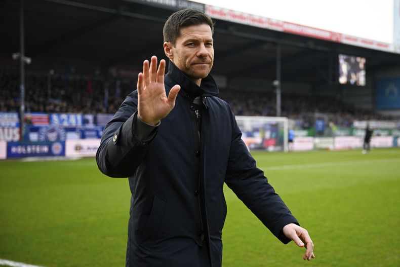 El entrenador del Leverkusen, Xabi Alonso, antes del partido de fútbol de la Bundesliga alemana entre el Holstein Kiel y el Bayer 04 Leverkusen en Kiel, Alemania, el sábado 22 de febrero de 2025. (Gregor Fischer/dpa vía AP)