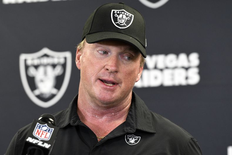 ARCHIVO - Jon Gruden, head coach de los Raiders de Las Vegas, habla con los medios de comunicación después de un partido de la NFL en contra de los Steelers de Pittsburgh, el 19 de septiembre de 2021, en Pittsburgh. Una apelación de la NFL de un fallo crucial en una demanda por conspiración e interferencia contractual presentada en 2021 por el ex entrenador de los Raiders de Las Vegas, Jon Gruden, fue aplazada para el 10 de enero por Corte Suprema de Nevada. (Foto AP/Don Wright, archivo)