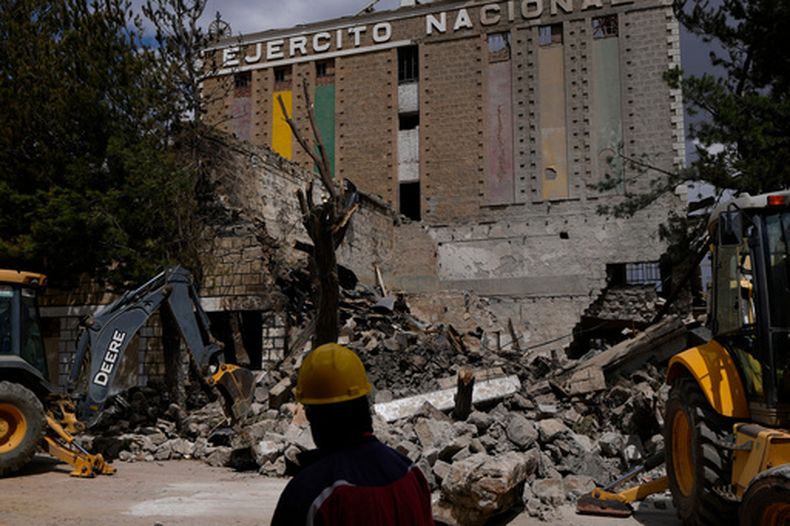 Un trabajador observa un cuartel militar dañado por un estallido en un depósito de explosivos, el sábado 5 de septiembre de 2026, en Viacha, Bolivia. (AP Foto/Juan Karita)