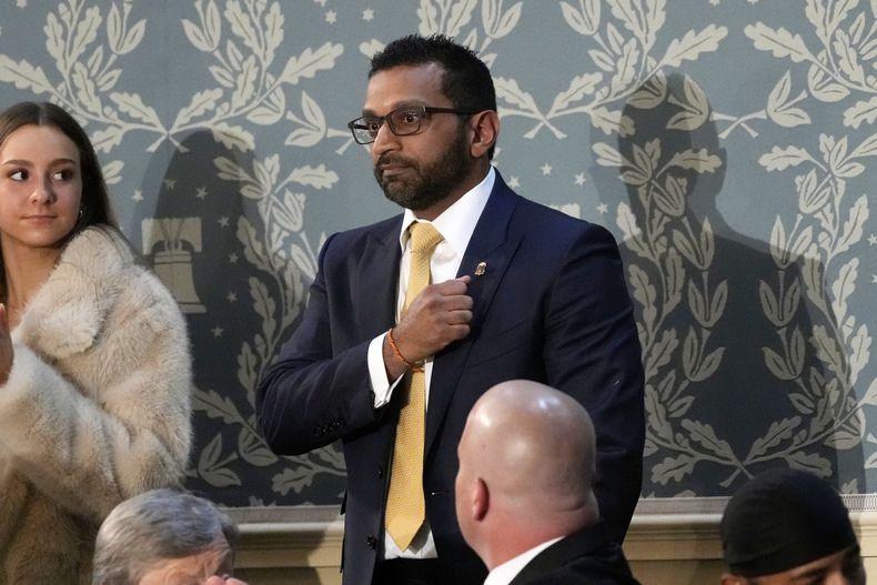 El director del FBI, Kash Patel, se pone una mano sobre el pecho mientras el presidente Donald Trump habla ante una sesión conjunta del Congreso, el martes 4 de marzo de 2025, en el Capitolio en Washington. (AP Foto/Ben Curtis)