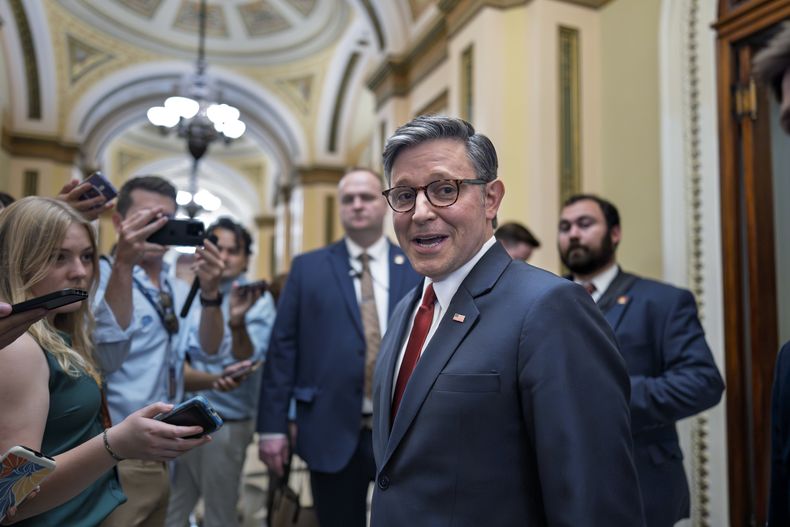 El presidente de la Cámara de Representantes de Estados Unidos, Mike Johnson, se detiene a hablar con reporteros al entrar a la cámara para preparar la aprobación final del emblemático proyecto de ley de exenciones fiscales y recortes de gastos del presidente Donald Trump, en el Capitolio, Washington, el jueves 3 de julio de 2025. (AP Foto/J. Scott Applewhite)