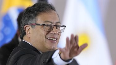 El presidente de Colombia, Gustavo Petro, saluda a su llegada a la Cumbre Sudamericana en el palacio de Itamaraty en Brasilia, Brasil, el martes 30 de mayo de 2023. El mandatario anunció el viernes 2 de junio de 2023 la salida de sus cargos de su jefa de gabinete y del embajador del país en Venezuela por un escándalo de escuchas ilegales en el que se indaga si hubo abuso de poder de la alta funcionaria.(AP Foto/Andre Penner)