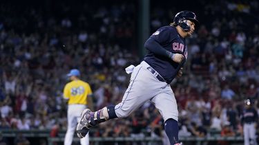 Naylor pega jonrón en la 9na; Guardianes ganan en Boston