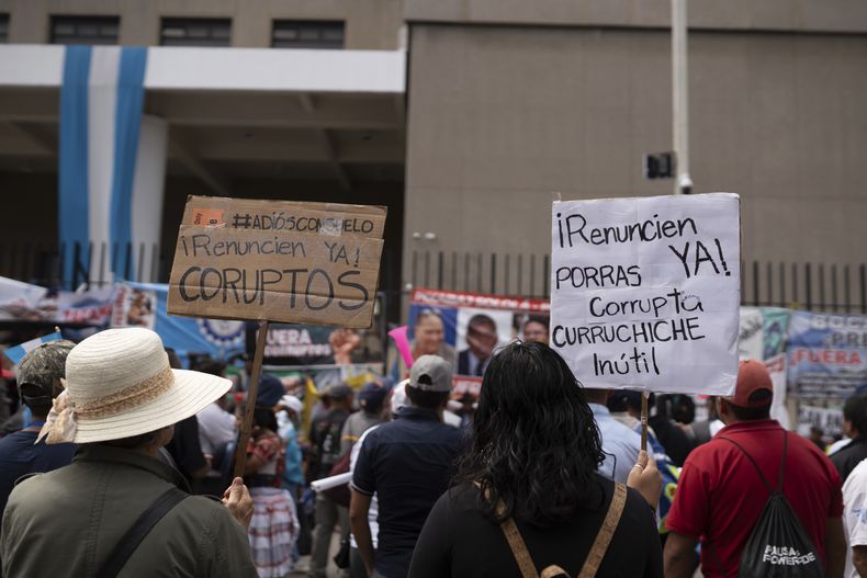 Manifestantes protestan frente a la fiscalía, el miércoles 18 de octubre de 2023, en Ciudad de Guatemala. (AP Foto/Santiago Billy)