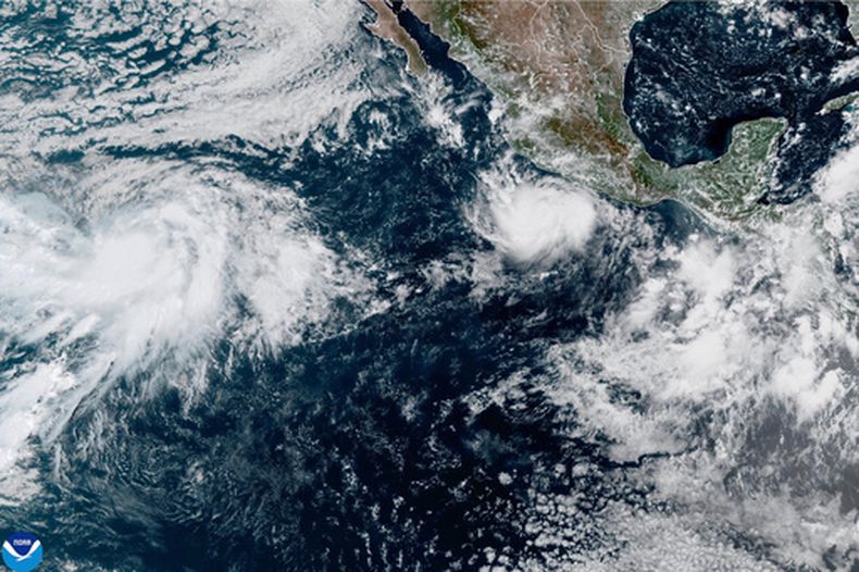 Esta imagen satelital de la Oficina Nacional de Administración Oceánica y Atmosférica (NOAA, por sus siglas en inglés) muestra la tormenta tropical Polo, el lunes 21 de septiembre de 2026. (NOAA vía AP)