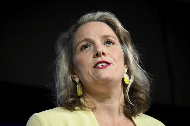 La ministra de Interior de Australia, Clare ONeil, durante una intervención en el Club Nacional de Prensa, en Canberra, el 27 de abril de 2023. (Lukas Coch/AAP Image vía AP)