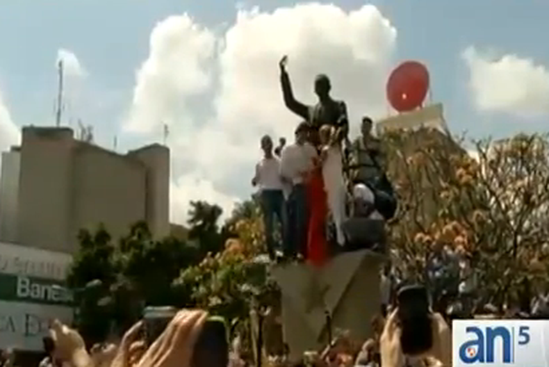 Los talibanes divulgaron un video del momento de la liberación del sargento Bowe Bergdahl, tras cinco años como prisionero de guerra.