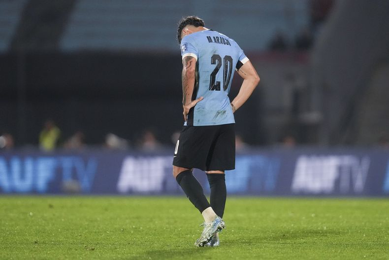 Maximiliano Araujo, de Uruguay, se lamenta al final del partido que su selección empató contra Ecuador en la eliminatoria mundialista, el martes 15 de octubre de 2024, en Montevideo (AP Foto/Matilde Campodonico)