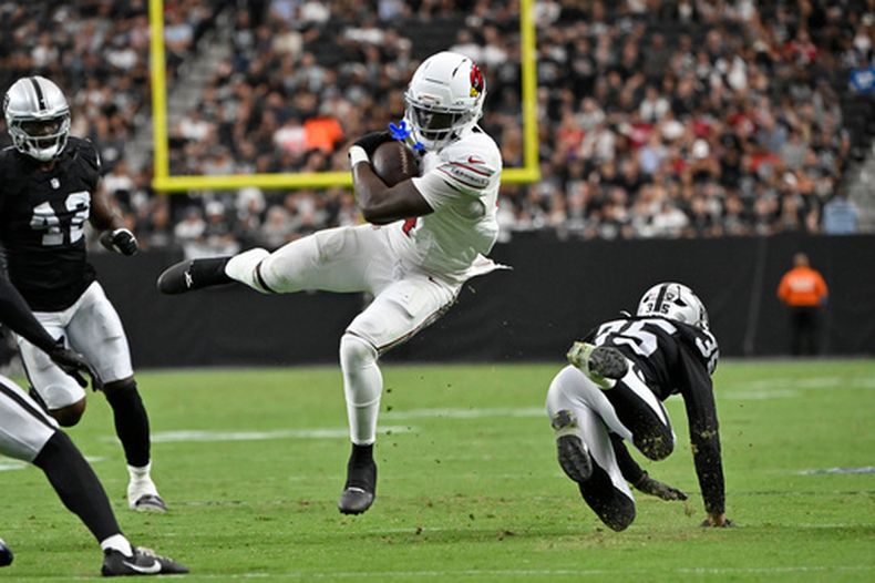 El corredor de los Cardinals de Arizona Jeremiyah Love se libera del cornerback de los Raiders de Las Vegas Hezekiah Masses el jueves 13 de agosto del 2026. (AP Foto/David Becker)