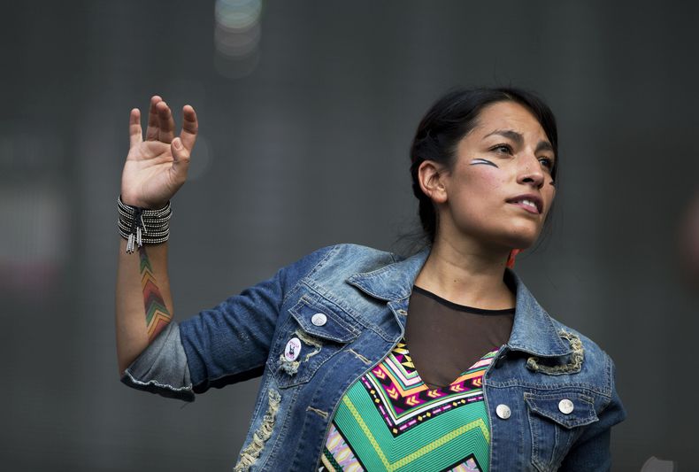 ARCHIVO - Ana Tijoux canta en la 15a edición del festival Vive Latino en la Ciudad de México el 28 de marzo del 2014. (Foto AP/Rebecca Blackwell, archivo)