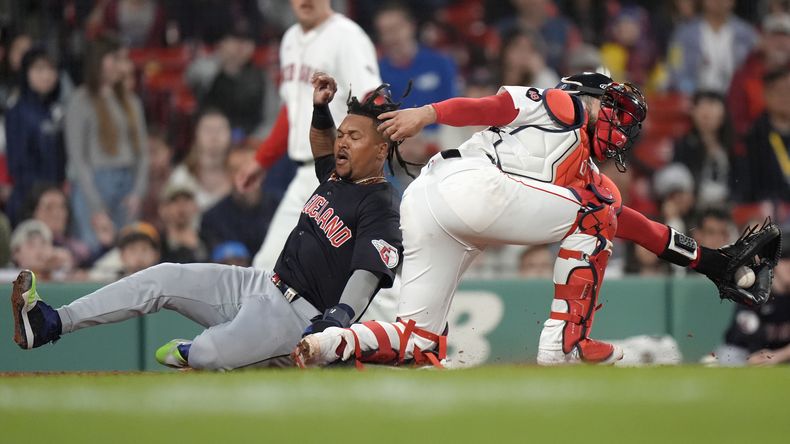 El dominicano José Ramírez, de los Guardianes de Cleveland, anota junto a Connor Wong, de los Medias Rojas de Boston, el martes 16 de abril de 2024 (AP Foto/Steven Senne)