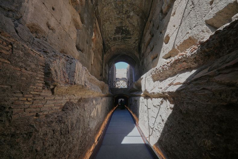Vista del llamado Pasaje del emperador Cómodo, un túnel recientemente restaurado que los antiguos emperadores romanos usaban para ingresar al Coliseo protegidos y sin ser vistos, el cual se abrirá a los visitantes a fin de mes, el miércoles 8 de octubre de 2025, en Roma. (AP Foto/Andrew Medichini)