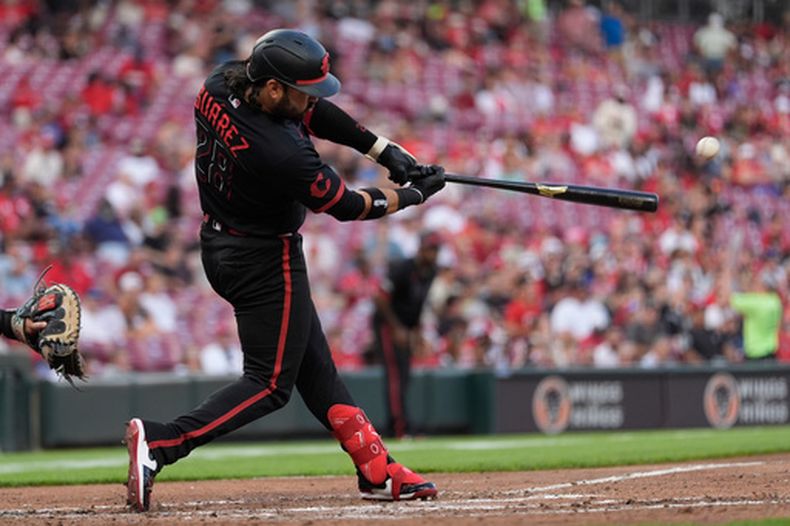 El venezolano Eugenio Suárez, de los Rojos de Cincinnati, pega un doblete para empujar a Tyler Stephenson en el encuentro del viernes 14 de agosto de 2026 ante los Marlins de Miami (AP Foto/Carolyn Kaster)