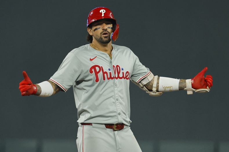 Nick Castellanos, de los Filis de Filadelfia celebra su doble de dos carreras ante los Mellizos de Minnesota en el octavo episodio del juego de béisbol, el martes 23 de julio de 2024, en Mineápolis. (AP Foto/Bruce Kluckhohn)