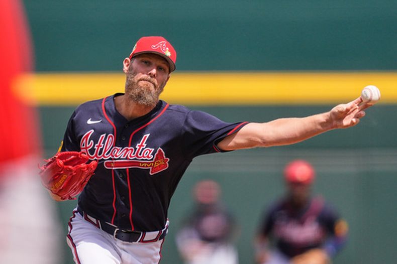 El lanzador de los Bravos de Atlanta Chris Sale lanza en la primera entrada del juego de los entrenamientos de primavera ante los Medias Rojas de Boston el viernes 27 de febrero del 2026. (AP Foto/Gerald Herbert)