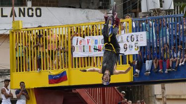 Medallista venezolano Dhers visita barrio peligroso