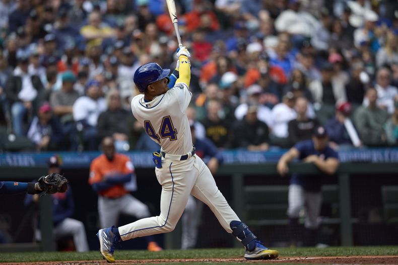 Julio Rodríguez pega jonrón por los Marineros de Seattle ante los Astros de Houston, el domingo 7 de mayo de 2023, en Seattle. (AP Foto/John Froschauer)