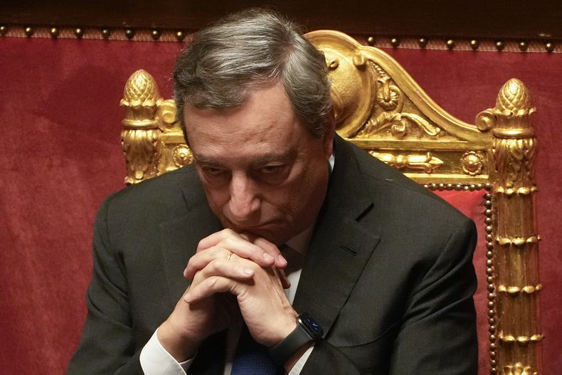 ARCHIVO -- El entonces primer ministro de Italia Mario Draghi, durante un debate en el Senado, en Roma, el 20 de julio de 2022. (AP Foto/Gregorio Borgia, archivo)