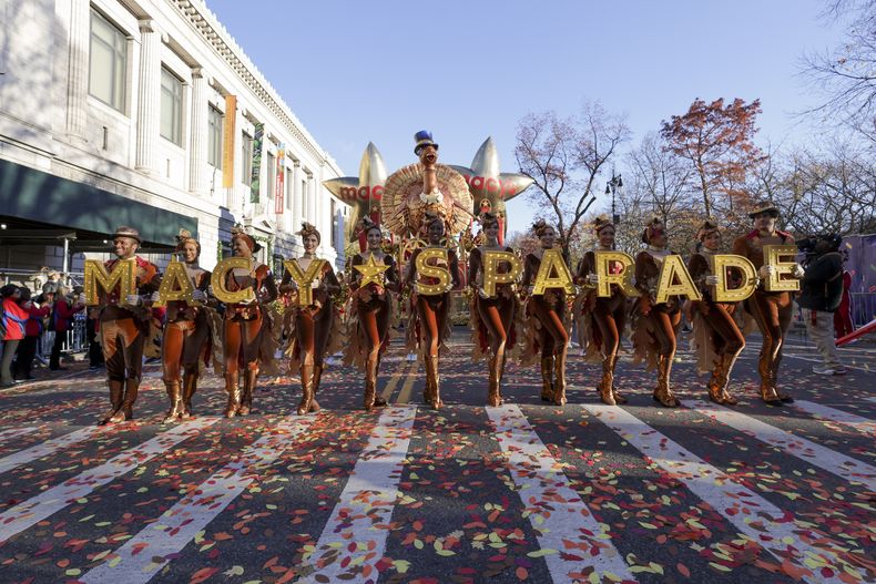 Participantes en el desfile de Acción de Gracias preceden la carroza del pavo por la avenida Central Park West, Nueva York, jueves 23 de noviembre de 2023. (AP Foto/Jeenah Moon)