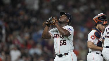 El dominicano Ronel Blnco, abridor de los Astros de Houston, festeja tras ser retirado del juego ante los Angelinos de Los Ángeles, el jueves 1 de junio de 2023 (AP Foto/David J. Phillip)