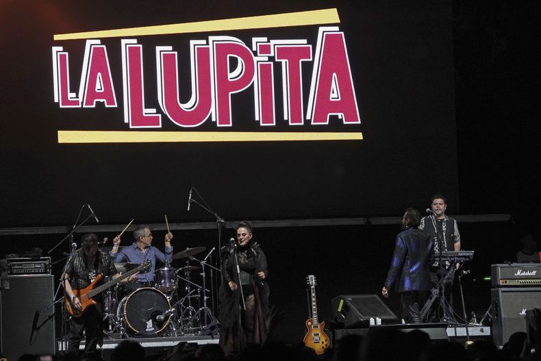 La banda mexicana de rock La Lupita  durante su presentación en la 25ª edición del festival de música Vive Latino en la Ciudad de México, el domingo 16 de marzo de 2025. (Foto AP/Aurea Del Rosario)