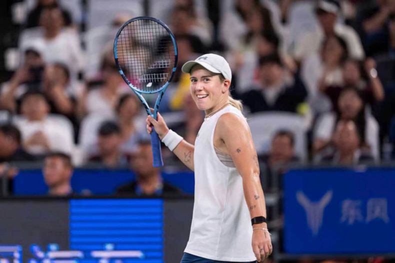 La británica Sonay Kartal celebra tras vencer a la letona Jelana Ostapenko en las semifinal del Abierto de Wuhan el sábado 17 de octubre del 2026. (Chinatopix Via AP)