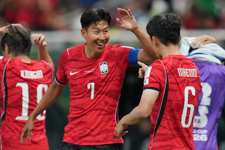 El surcoreano Son Heung-min felicita a su compañero Hwang In-beom (derecha) luego que éste hizo el primer gol de Corea del Sur en el partido contra la República Checa por el Grupo A del Mundial, el jueves 11 de junio de 2026, en Zapopán, México. (AP Foto/Matías Delacroix)