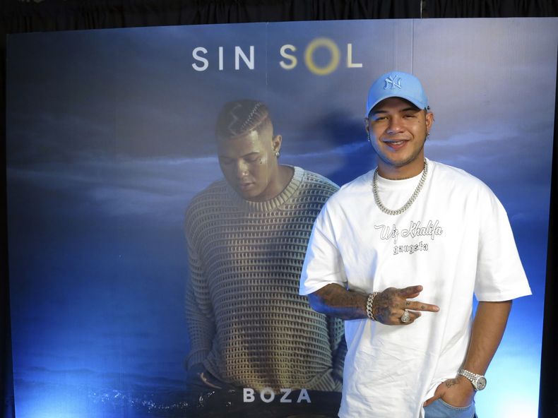 El músico panameño Boza posa para un retrato durante una entrevista para promover su álbum Sin Sol en la Ciudad de México el miércoles 14 de junio de, 2023. (Foto AP/Berenice Bautista)