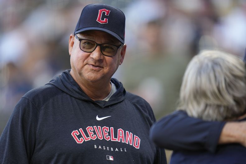 En foto del 29 de julio del 2023, el mánager de los Guardianes de Cleveland Terry Francona saluda a unos amigos antes del encuentro ante los Medias Blancas de Chicago. (AP Foto/Erin Hooley)