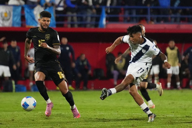 Rudy Muñoz, de Guatemala, ante Panamá durante un juego de fútbol de clasificación para la Copa del Mundo de 2026 en Ciudad de Guatemala, el jueves 13 de noviembre de 2025. (AP Photo/Moises Castillo)