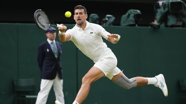El serbio Novak Djokovic regresa la bola en el encuentro ante el australiano Alexei Popyrin en la tercera ronda de Wimbledon el sábado 6 de julio del 2024. (AP Foto/Kirsty Wigglesworth)