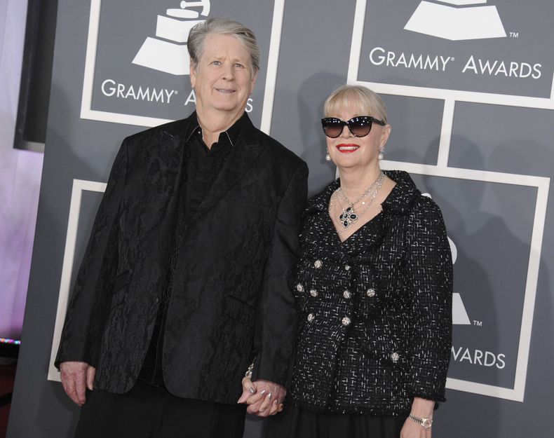 ARCHIVO - El músico Brian Wilson, a la izquierda, y su esposa Melinda Ledbetter Wilson llegan a la 55ª edición anual de los Premios Grammy el domingo 10 de febrero de 2013, en Los Ángeles. (Foto Jordan Strauss/Invision/AP, archivo)