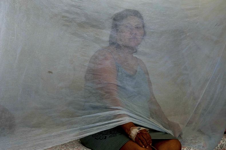 ARCHIVO - Jenny Chiroque se sienta en una cama con mosquitero en el Hospital La Merced donde es tratada por dengue en Paita, Perú, el 29 de febrero de 2024. (Foto AP/Martin Mejia, Archivo)
