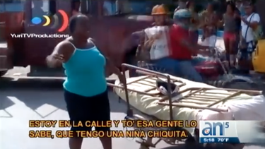 acompanada de su colchon una cubana de guanabacoa protesta frente a sede del gobierno en cuba