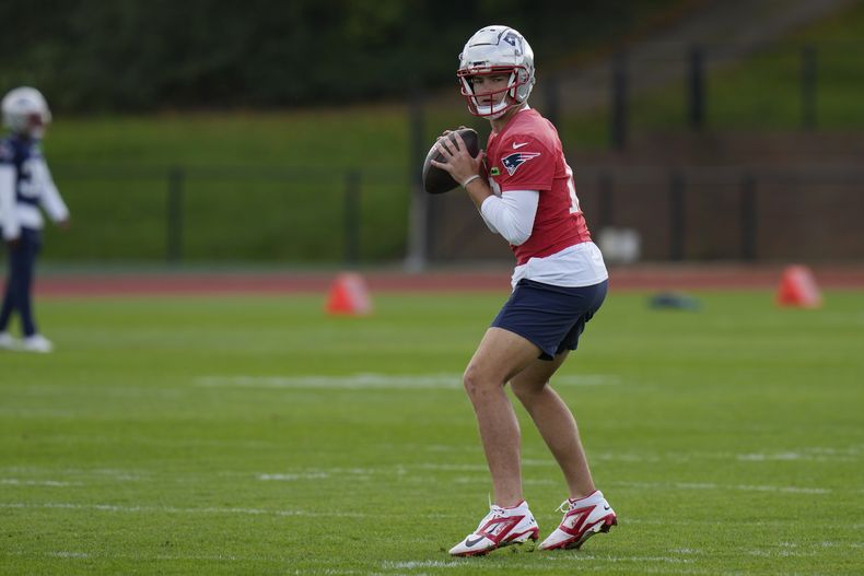 El quarterback de los Patriots de Nueva Inglaterra Drake Maye en un entrenamiento en Harrow, Londres antes del encuentro ante los Jaguars de Jacksonville el viernes 18 de octubre del 2024. (AP Foto/Steve Luciano)