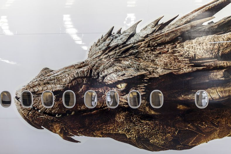 Una imagen del drag&oacute;n Smaug de la trilog&iacute;a "The Hobbit" de Peter Jackson en una aeronave de la aerol&iacute;nea Air New Zealand. La aerol&iacute;nea de Nueva Zelanda present&oacute; el lunes 2 de diciembre del 2013 la imagen gigant