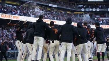Los Gigantes de San Francisco celebran el hit de la victoria por parte de J.D. Davis ante los Medias Rojas de Boston, el sábado 29 de julio de 2023 (AP foto/Jeff Chiu)