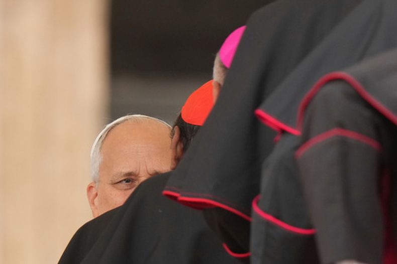 El papa León XIV es recibido por cardenales y obispos al final de su audiencia general en la Plaza de San Pedro, en el Vaticano, el miércoles 7 de octubre de 2026. (Foto AP/Andrew Medichini)