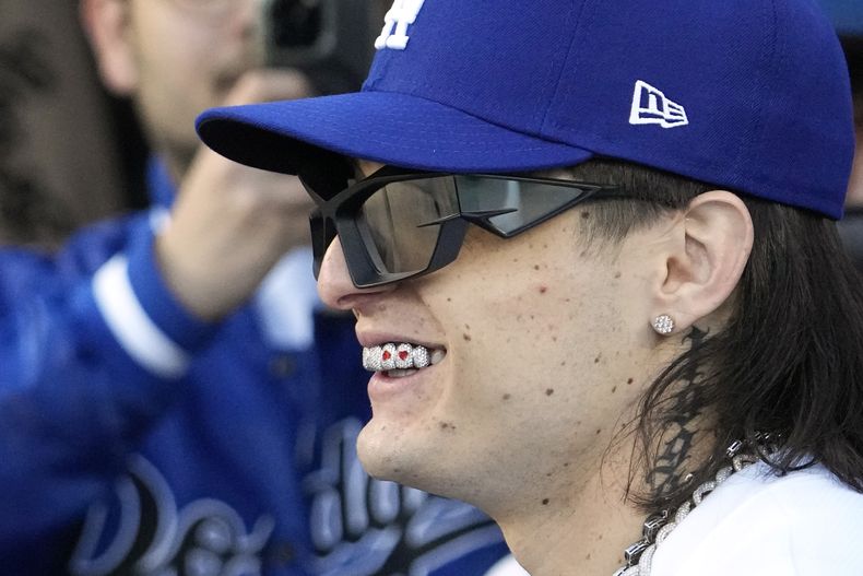 ARCHIVO - El cantante mexicano Peso Pluma sonríe al hablar con el primer pitcher Julio Urias antes de lanzar la primera bola del partido entre los Dodgers de Los Angeles y los Piratas de Pittsburgh el 5 de julio de 2023 en Los Angeles. Peso Pluma encabeza la lista de finalistas de los Premios Billboard de la Música Latina con 21 menciones, según se anunció el 24 de agosto de 2023. (Foto AP/Mark J. Terrill, archivo)