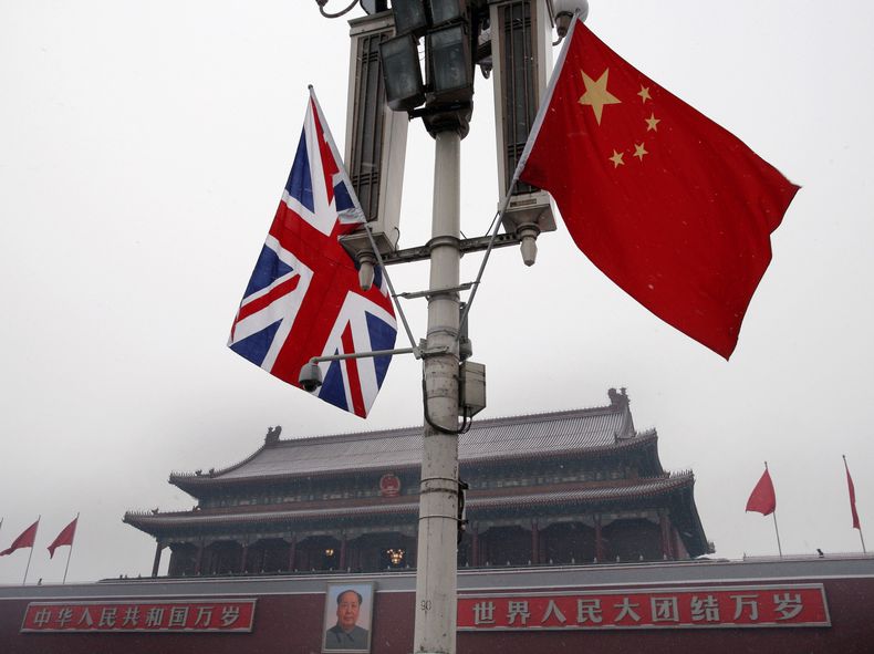 En esta imagen de archivo, banderas de Reino Unido y China ante la Puerta de Tiananmen, en Beijing, China, el 17 de enero de 2008. (AP Foto/Andy Wong, archivo)