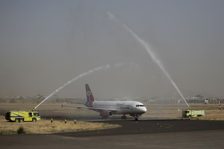 Despega de Yemen el primer vuelo comercial en años