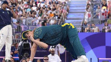 ARCHIVO - Rachael Gunn de Australia, conocida como B-Girl Raygun, compite durante la batalla Round Robin en la competencia de breaking en el Parque Urbano La Concorde en los Juegos Olímpicos de Verano de 2024, el viernes 9 de agosto de 2024, en París, Francia. (Foto AP/Frank Franklin, archivo)