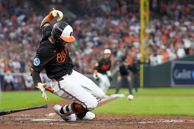 Colton Cowser, de los Orioles de Baltimore, cae tras golpearse una mano en un intento por batear ante los Reales de Kansas City en el segundo juego de la serie de comodines, el miércoles 2 de octubre de 2024 (AP Foto/Stephanie Scarbrough)