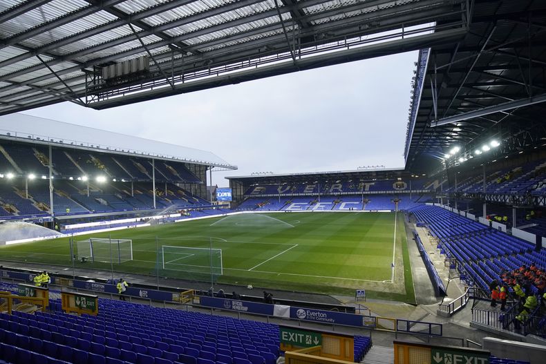 ARCHIVO - Vista del estadio Goodison Park previo al partido entre el local Everton y Liverpool, el miércoles 12 de abril de 2025, en Liverpool. (AP Foto/Dave Thompson)