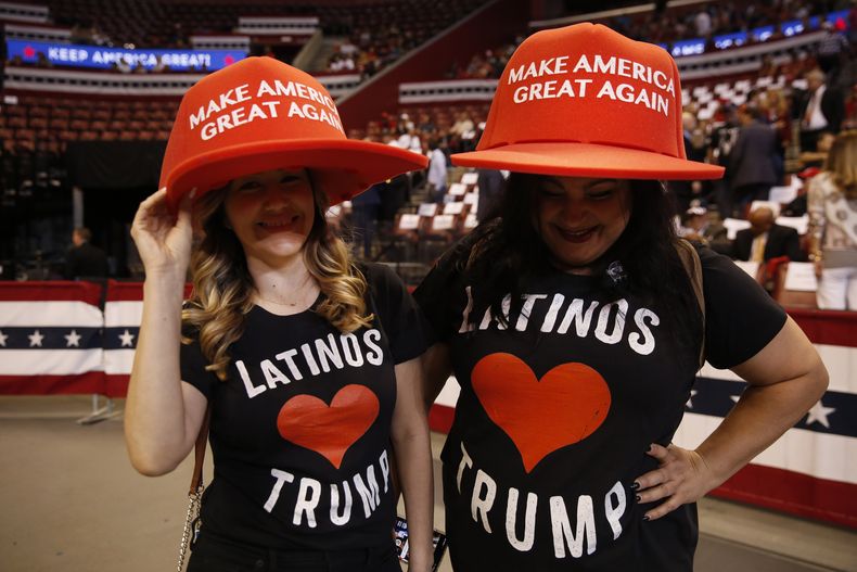 ARCHIVOS - Seguidoras de Donald Trump llevan grandes gorras con el lema Hagamos a Estados Unidos grande de nuevo, antes de un mitin de Trump el martes 26 de noviembre de 2019 en Sunrise, Florida. (AP Foto/Brynn Anderson, Archivo)