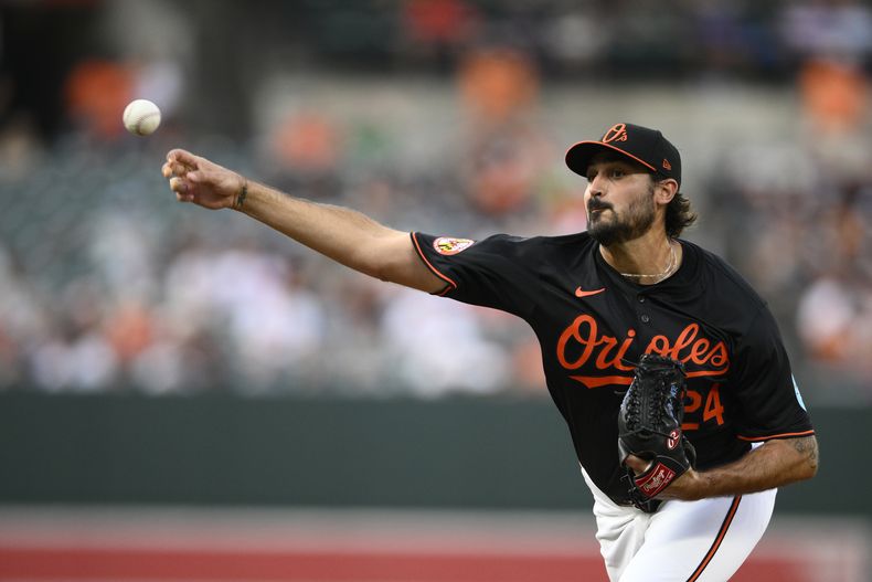 Zach Eflin, abridor de los Orioles de Baltimore, lanza en el primer inning del juego ante los Medias Rojas de Boston, el jueves 15 de agosto de 2024 (AP Foto/Nick Wass)