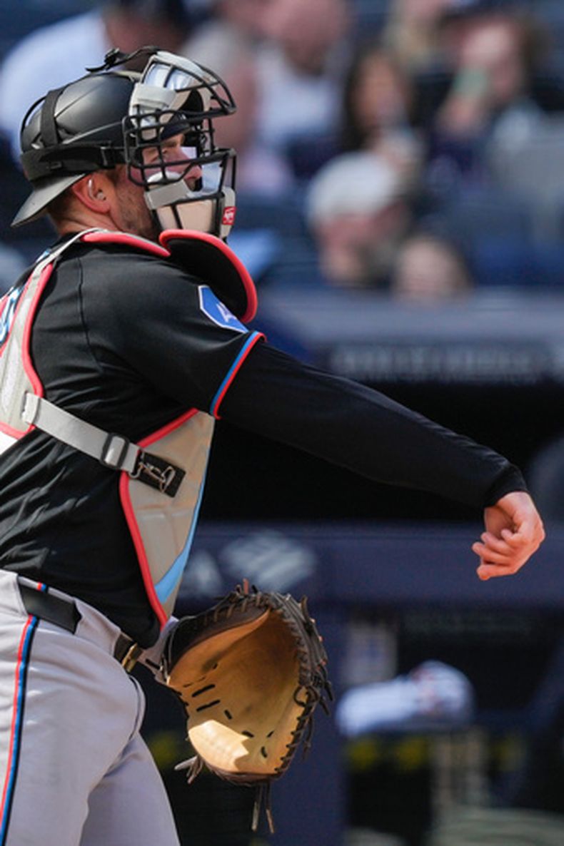 El cátcher de los Marlins de Miami Liam Hicks lanza la bola al pitcher Michael Petersen en la séptima entrada ante los Yankees de Nueva York el viernes 3 de abril del 2026. (AP Foto/Yuki Iwamura)