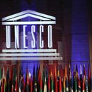 ARCHIVO - El logotipo de la Organización de las Naciones Unidas para la Educación, la Ciencia y la Cultura (UNESCO) se ve durante la 39ª sesión de la Conferencia General en la sede de la UNESCO en París, el sábado 4 de noviembre de 2017. Estados Unidos regresó formalmente a la UNESCO después de 5 años de ausencia el martes 11 de julio de 2023. (Foto AP/Christophe Ena, archivo)