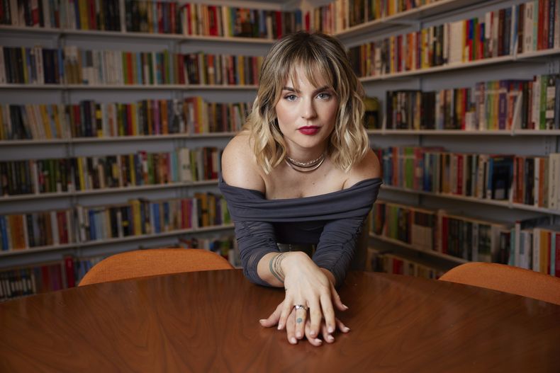 La cantante Joanna Levesque, que saltó a la fama como JoJo cuando tenía 13 años, posa para promover sus memorias, Over the Influence, el miércoles 18 de septiembre de 2024 en Nueva York. (Foto Matt Licari/Invision/AP)